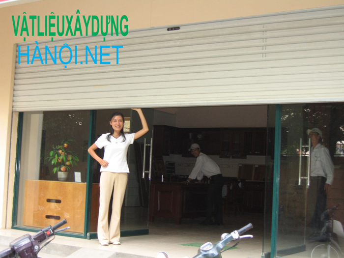 Cửa cuốn bằng tay - Có nên sử dụng, lắp đặt cửa cuốn kéo tay không?