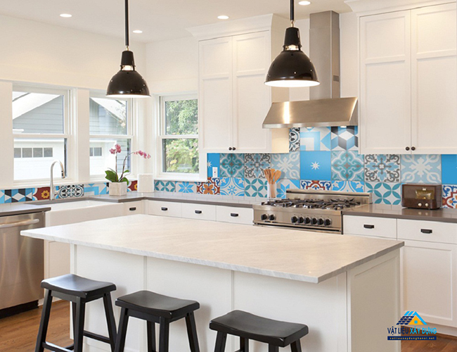 Gạch dán tường đầy màu sắc để gian bếp không còn nhàn chán