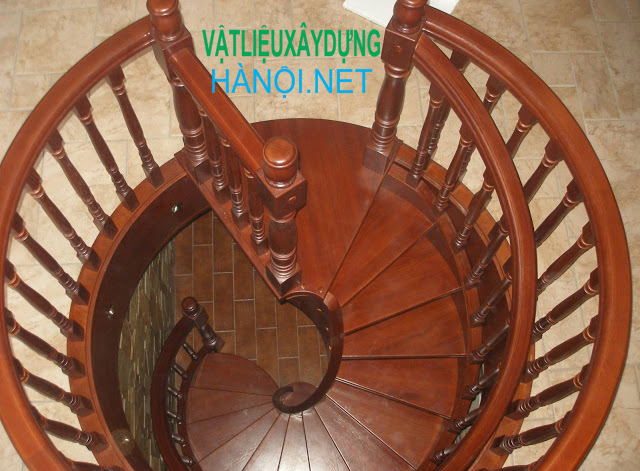 Cầu thang gỗ truyền thống hình xoắn ốc