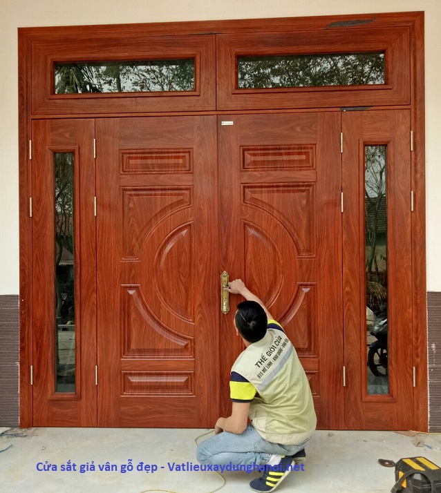 Cửa chính làm bằng sắt giả vân gỗ đẹp