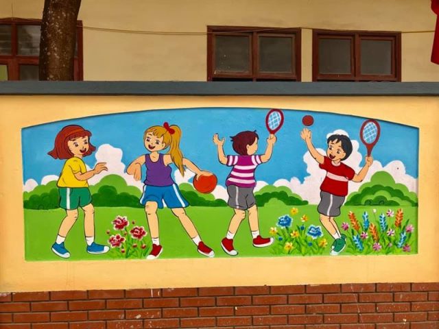 Vẽ tranh tường trường tiểu học sẽ giúp cho trường trở nên đẹp mắt hơn và phù hợp với không gian dành cho các em nhỏ. Với những hình ảnh và chủ đề thích hợp, các bức tranh tường sẽ giúp cho trẻ phát triển trí tưởng tượng, khám phá thế giới xung quanh và trở nên tinh tế hơn.